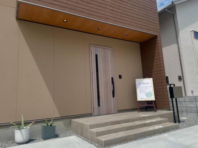 本日6/7(土)〜6/8(日)板野郡北島町にてモデルハウスグランドオープン‼️

2日間で完成見学会開催中です🏠✨

オープンを記念して、この度ご来場のお客様は記念粗品を2種類プレゼント🎁!!

スタッフ一同全力でご案内いたします😊

ご予約無しでもご案内していますので、
マイホームをお考えのみなさま是非お越しください！

ーーーーーーーーーーーーーーーーー
詳しくはプロフィールよりHPに入り
お知らせよりご確認ください✈︎ 
（HP内、予約フォームにてお申込み頂けます）
ーーーーーーーーーーーーーーーーー

ーーーーーーーーーーーーーーーーー

株式会社ウェルプラスハウス
徳島県北島町江尻字夷ノ本25-2
TEL:088-677-9775

ーーーーーーーーーーーーーーーーー

#ウェルプラスハウス
#徳島 
#新築 
#徳島新築 
#新築マイホーム
#新築注文住宅
#完成見学会開催
#完成見学会
#モデルハウスオープン
#家づくり 
#こだわりの家 
#工務店 
#丁寧な暮らし 
#エコカラット
#間接照明
#照明 
#和室
#空間演出 
#太陽光発電システム
#ZEH住宅