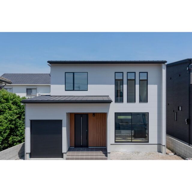 お施主様のセンスが光るおしゃれで上品なお家🏠✨

テクノストラクチャー工法だからこそ実現した吹抜けは開放感抜群です🌱
また、インナーガレージがあることで雨や台風の日、雪の日にも安心です🎵

是非お家づくりの参考にしてみてください😌

=================================
家づくりの相談、資料請求は
当社ホームページよりお気軽にご連絡ください。
お待ちしております。😊
ーーーーーーーーーーーーーーーーーーーーー
株式会社ウェルプラスハウス
徳島県北島町江尻字夷ノ本25-2
TEL:088-677-9775
=================================

#ウェルプラスハウス
#徳島
#注文住宅
#戸建て
#家づくり
#新築
#徳島新築
#新築マイホーム
#新築注文住宅
#注文住宅アイデア
#BEシステム
#テクノストラクチャー
#テクノストラクチャー工法
#施工事例
#吹抜け
#吹抜けのある家
#開放感のある家
#インナーガレージ
#こだわり空間
#こだわり
#空間
#マイホーム計画
#失敗しない家づくり
#後悔しない家づくり
#家づくりアイデア